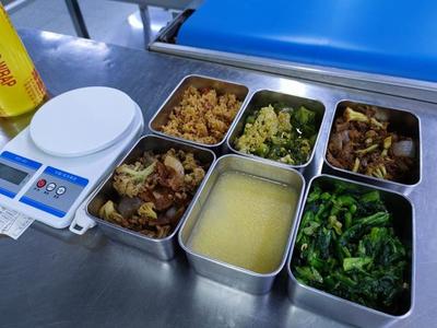 硬核配餐 一小時(shí)下線兩千斤米飯，鄭州企業(yè)以“媽媽的味道”打造餐飲管理新標(biāo)桿